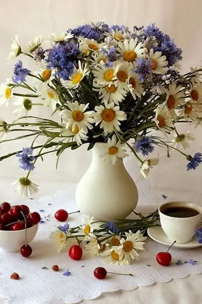 Букетик полевых цветов и кофе