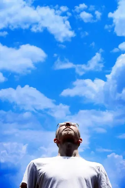 Человек на фоне неба