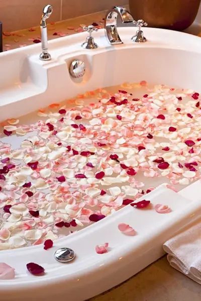 Ванна с пеной и лепестками роз